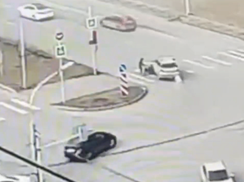 В Красноярске 5-летнего мальчика госпитализировали после ДТП на 9 мая. Видео: ГАИ Красноярского края