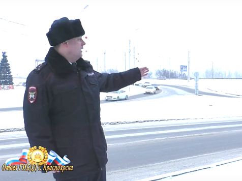 Полицейские руками разъясняют – как съехать с Октябрьского моста в Красноярске