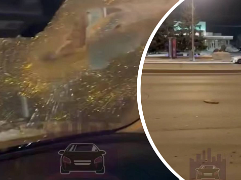 В Красноярске отлетевший люк разбил лобовое стекло китайского автомобиля. Фото/видео: «ЧП Красноярск»