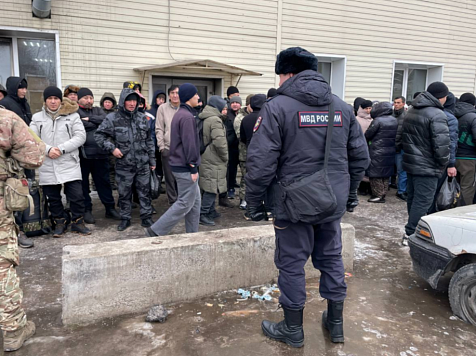 Красноярские полицейские устроили массовые облавы на мигрантов и задержали 455 человек. Фото: МВД24
