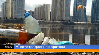 Абаканская протока в Красноярске вновь завалена мусором
