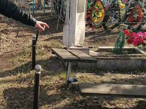 В городе Шарыпово задержаны похитители могильных оградок. Фото: МВД