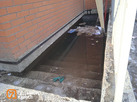 Жители 25-этажки на Калинина в Красноярске остались без света и воды из-за коммунальной аварии. Фото: «7 канал Красноярск»