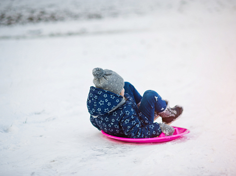 В Красноярском крае 4-летняя девочка каталась с горки и повредила шею. Фото: ru.freepik.com/