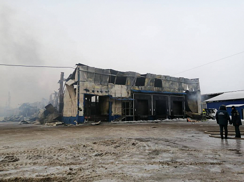 Пожар на ул. Пограничников, 9 в Красноярске продолжают тушить уже третий день . Фото: «7 канал Красноярск»
