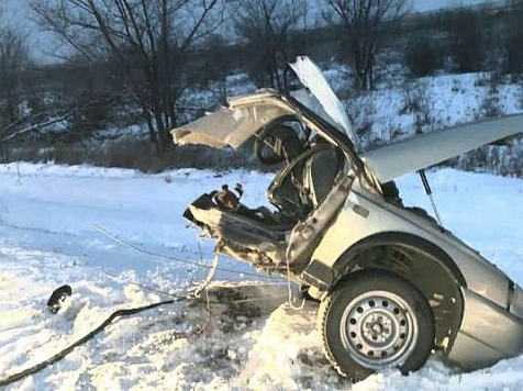 Под Минусинском в ДТП погиб водитель ВАЗа - машину порвало пополам. Фото: ГИБДД