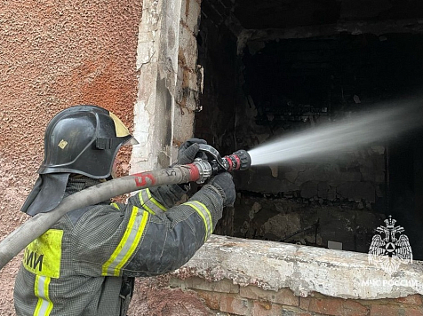 Из горящего дома на Профсоюзов в Красноярске спасли четверых детей. Фото: МЧС Красноярского края