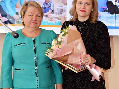 Полмиллиона рублей получила воспитатель года из Зеленогорска. Фото: Красноярский информационно-методический центр
