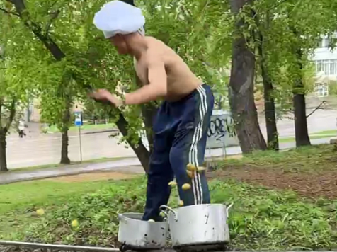 Красноярец прокатился по городу в кастрюлях на ногах. Видео: savosiniliaa/tg