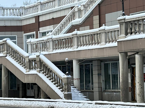 В Красноярске закрыли для прогулок пешеходный переход на Дубровинского. Фото: ГрадВестник