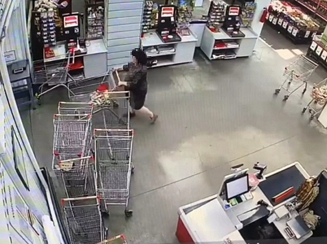 Женщина похищала алкоголь и сигареты для своих наемных рабочих в Канске. Фото/видео: МВД 24