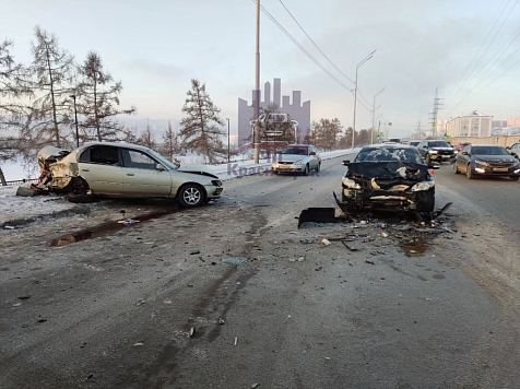 В Красноярске на Дубровинского столкнулись сразу три автомобиля. Фото: ЧП Красноярск