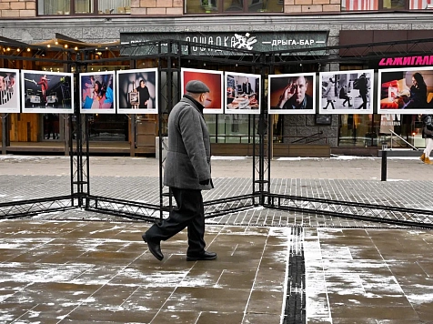 В Красноярске открылась уличная фотовыставка с детьми работников аэропорта. Фото: Паниотов Александр