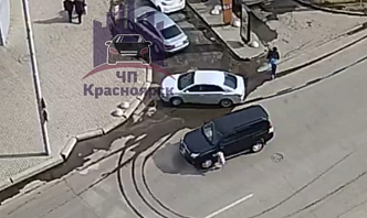В Красноярске на Перенсона машина сбила перебегающую через дорогу 12-летнюю девочку
