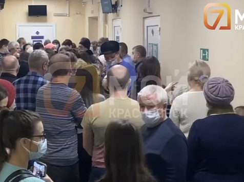 «Принимает только один терапевт»: красноярец показал битком забитый коридор поликлиники. Фото и видео: «7 канал Красноярск»