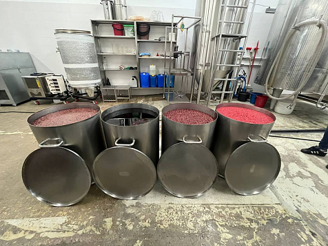 Подпольный цех по производству алкоголя накрыли в Красноярске. Фото: МВД России по Красноярскому краю