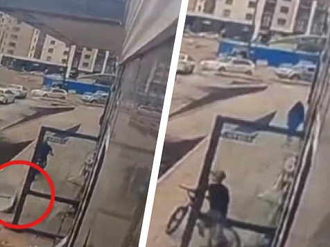 Металлический откос свалился рядом с ребёнком с многоэтажки в Преображенском . Фото, видео: «preo_24» / Telegram