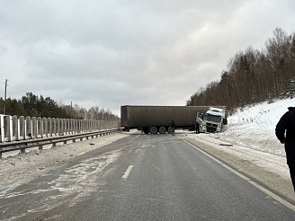 В Красноярском крае фура заблокировала проезд на федеральной трассе