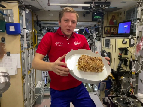 Красноярский космонавт Кирилл Песков приготовил летающий торт: рецепт. Фото и видео: Космонавт Кирилл Песков / Telegram
