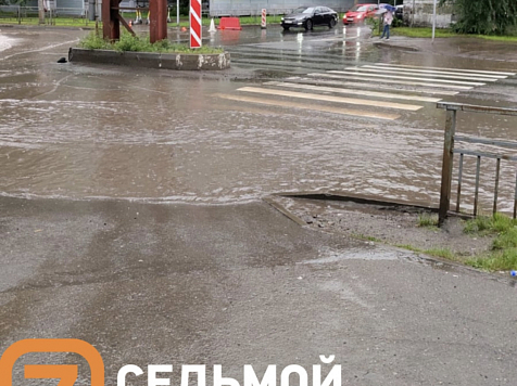 Жители правобережья остались без света после мощного ливня в Красноярске. Фото: 7 канал Красноярск