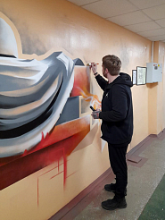 Дворник с художественным образованием расписал стены школы, в которой работает 