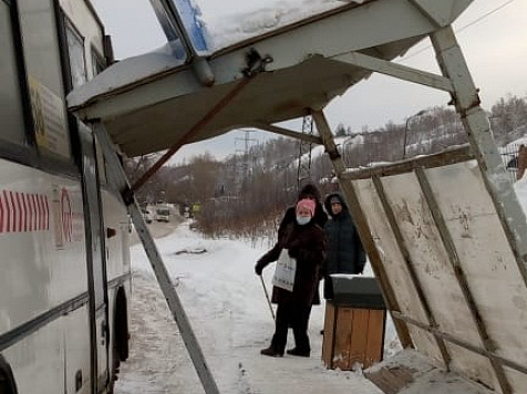 Остановка общественного транспорта в Красноярске немного устала и упала на автобус . Фото: подписчика