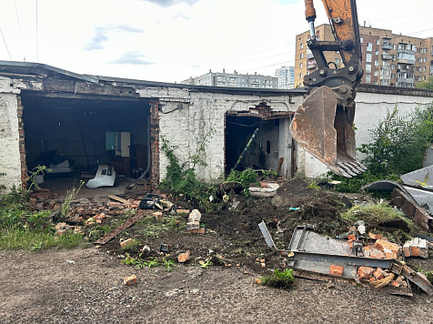 В Красноярске на улице Гладкова начали массовый снос гаражей ради новой дороги. Фото: ГрадВестник