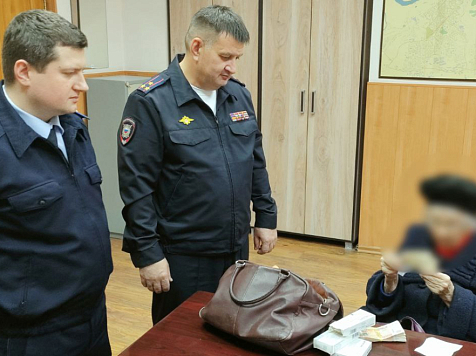 Ачинские полицейские вернули пенсионерке похищенные мошенниками 350 тысяч рублей. Фото: МВД 24