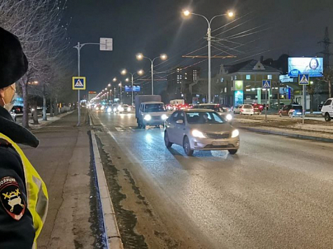 В Красноярске сотрудники ГИБДД проверили одежду пешеходов. Фото: ГИБДД Красноярского края