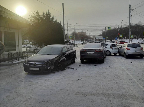 В Красноярске водитель протаранил пять машин из-за плохого самочувствия. Фото, видео: «ЧП Красноярск»