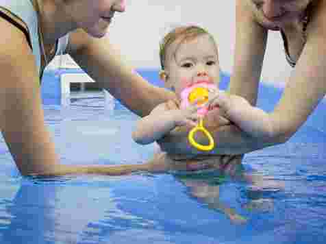 В перинатальном центре грудничков стали учить плаванию