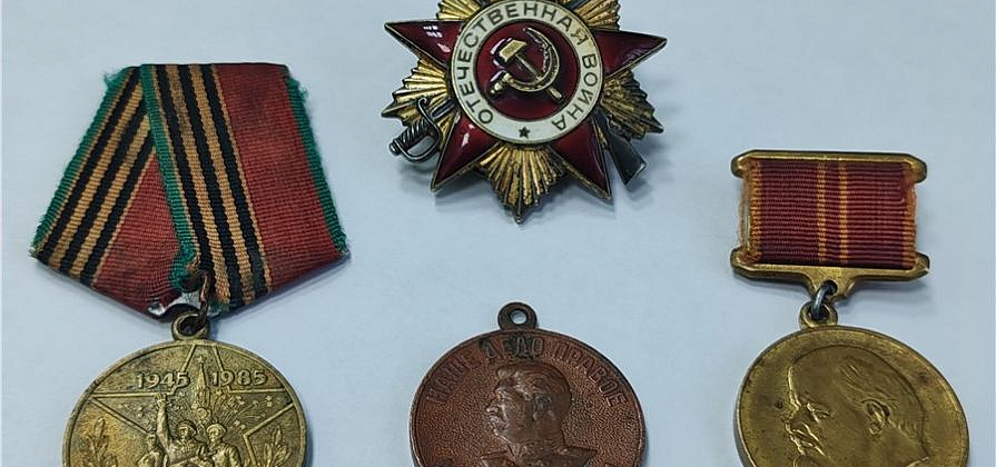 Гражданин Китая пытался вывести из Красноярска орден и медали времен ВОВ