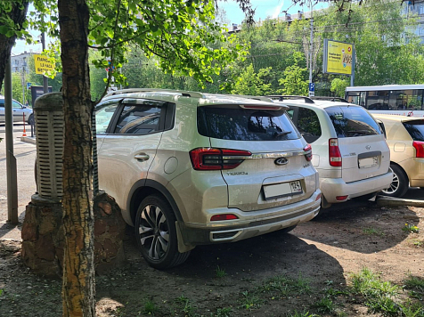 Почти 2 миллиона рублей заплатили красноярцы за полгода из-за парковки на газоне и других нарушений. Фото: администрация Центрального района