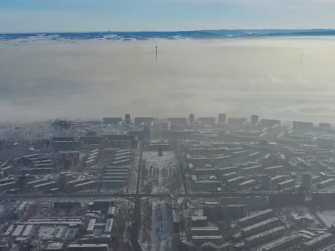 Красноярский фотограф показал окутавший город смог с высоты птичьего полета. Скриншот видео: vk.com/feelek