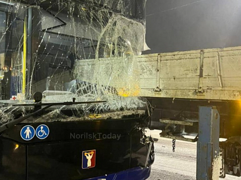 Водитель автобуса чудом выжил после ДТП с грузовиком на севере Красноярского края. Фото/видео: Norilsk Today