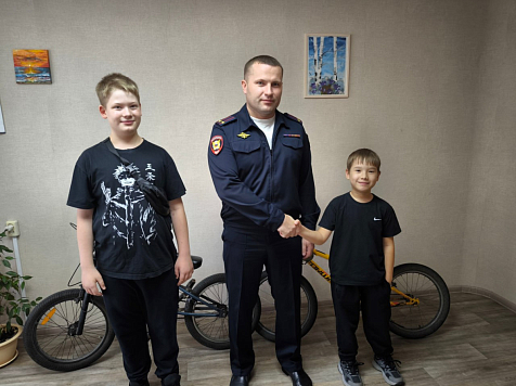 В Шарыпове подросткам вернули украденные их соседкой велосипеды . Фото: МВД 24