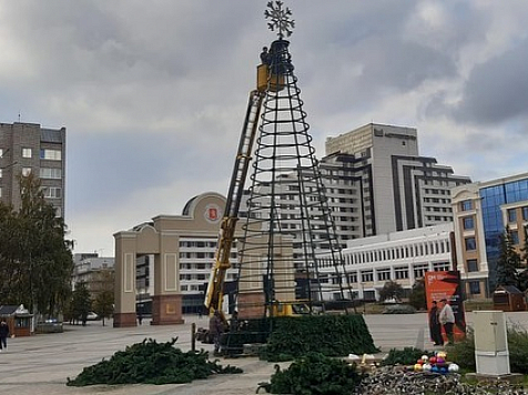 В центре Красноярска начали устанавливать новогоднюю ёлку. Фото: https://www.instagram.com/enisey_kino/