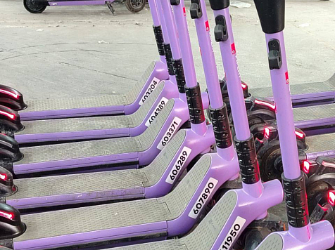 Еще один кикшеринговый сервис в Красноярске оборудовал свои электросамокаты крупными номерами. Фото: компания «Юрент»