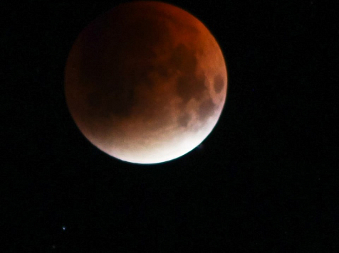 Кровавую луну во всей красе можно было увидеть накануне в полночь. Фото: НЕМАКСИМ, Анатолий Коровин
