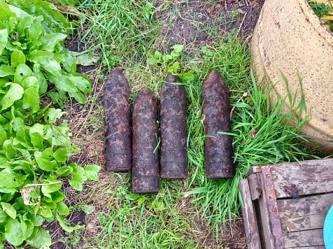 Житель Красноярского края нашёл в своём огороде несколько снарядов. Фото: МВД, vk.com/public202349165