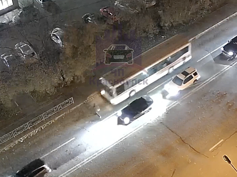 Автобус насмерть сбил пешехода на правобережье Красноярска. Видео: «ЧП Красноярск»