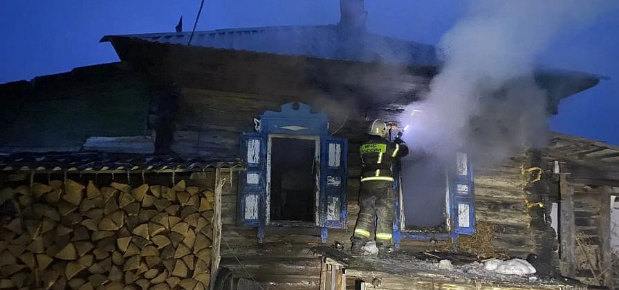 На село в Красноярском крае обрушились смертельный пожар и угроза затопления