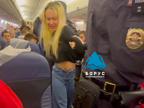 Жительница Сочи устроила дебош на борту самолета в Красноярске и попала на видео. Скриншот видео: t.me/borusio