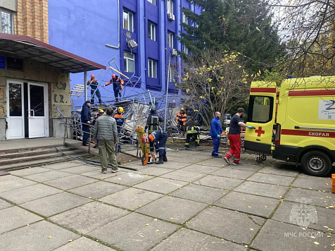 В Красноярске в результате обрушения строительных лесов погиб человек. Фото: МЧС Красноярского края