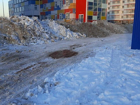 В Красноярске КамАЗ со снегом выгрузился прямо у детского сада . фото/видео: Илья Зайцев