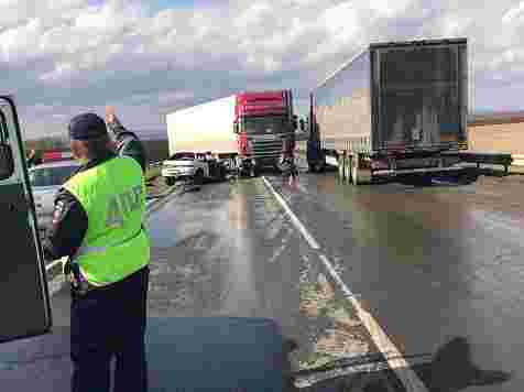 Девушка вылетела на «встречку» и была насмерть сбита фурой (видео) . Фото и видео: vk.com/kanskavtokanal