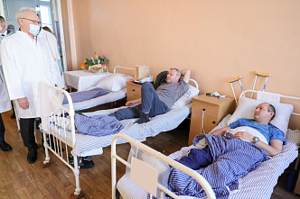 Губернатор Усс посетил в красноярском госпитале участников СВО