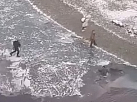 Красноярский школьник провалился под лед на Ярыгинской набережной. Видео. Фото, видео: @krsk.now