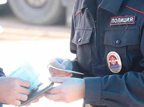 В Красноярске на Южном рынке мигранты нарушали закон. Фото и видео: 24.мвд.рф