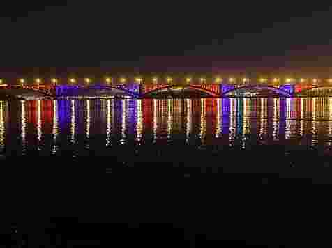 В честь домашних игр футбольного «Енисея» Коммунальный мост подсветят цветами клуба (фото). фото: красноярская администрация